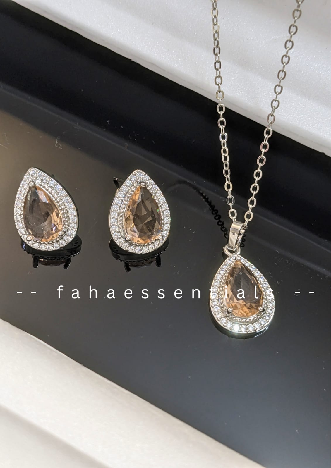 Tear Drop Locket Set 04