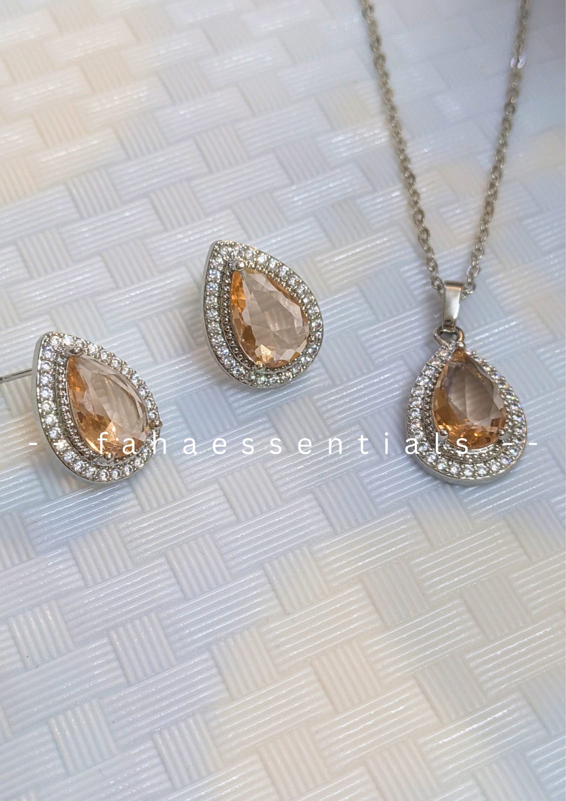 Tear Drop Locket Set 04